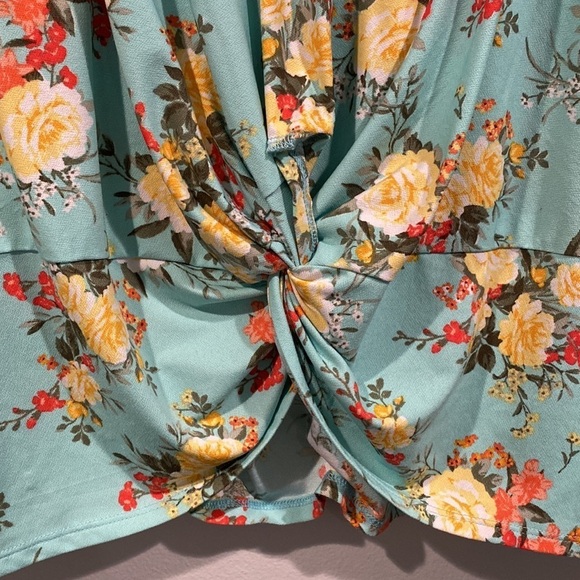 Bobbie Brooks Plus Size Blue Floral Twist Top with Lace on Back - Size 1X - Picture 5 of 7